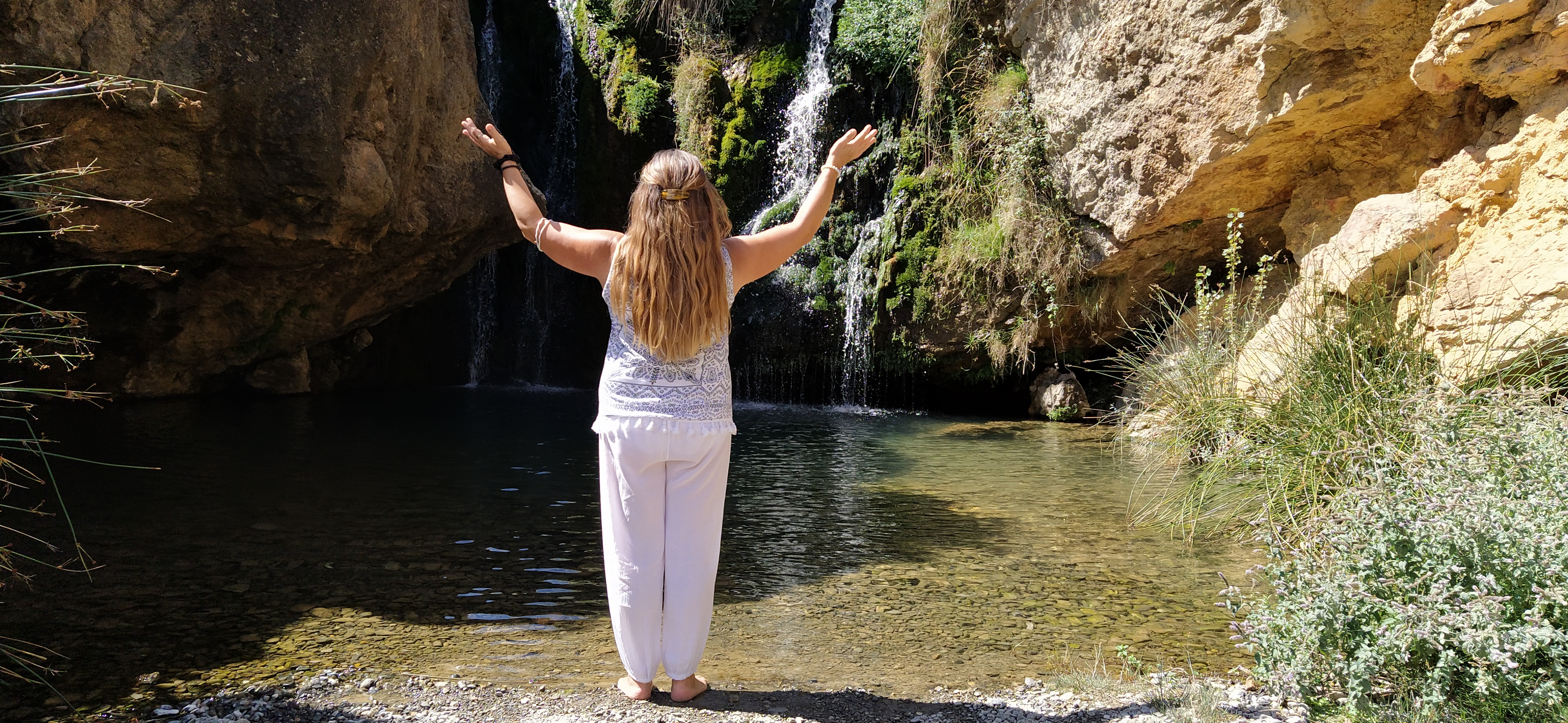 Contemplación y movimiento consciente junto a una cascada